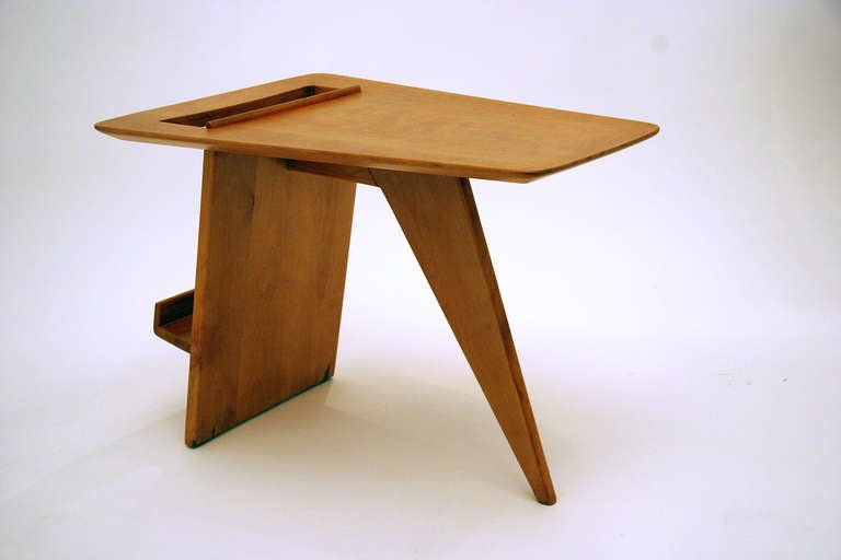 An original magazine table designed by Jens Risom. The table is a simple, straightforward design without flaw. Risom's designs are elegant in their Modernist and utilitarian approach. This design is Risom's most sculptural and at the same time
