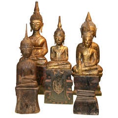 Geschnitzte sitzende Buddhas aus Holz