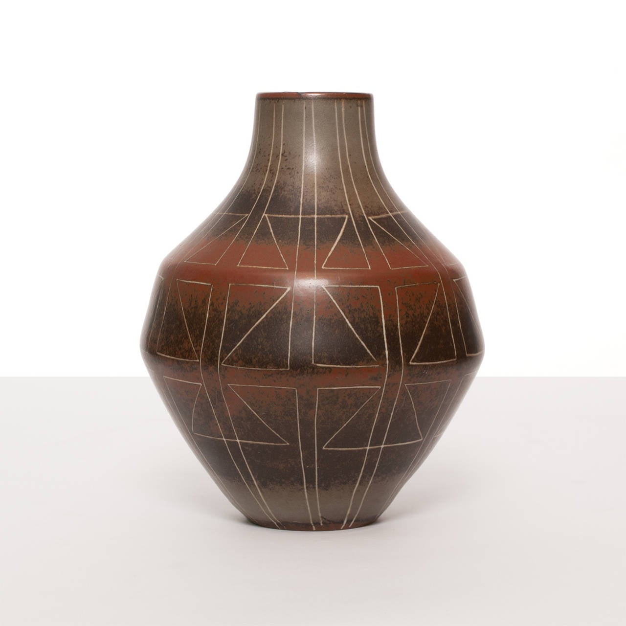 Large Swedish Mid-Century unique artist studio vase by Einar Lynge-Ahlberg for Rörstrand 1954-1957. The vase features a combination of organic and geometric forms and enhanced with subtle glazing. Artist Einar Lynge-Ahlberg was a founding member of