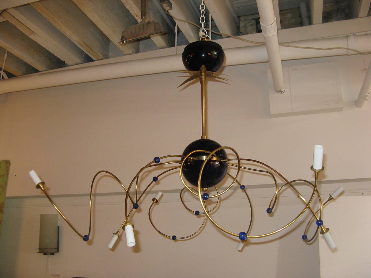Mid-20th Century Italian Chandelier with Eight Spiraling Brass Arms