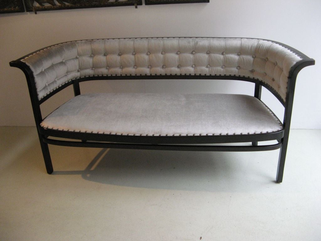 Elegant pair of Vienna Secession settees with mahogany stained beech wood and velvet upholstery by Marcel Kammerer, produced by Thonet, Austria, c. 1910.
