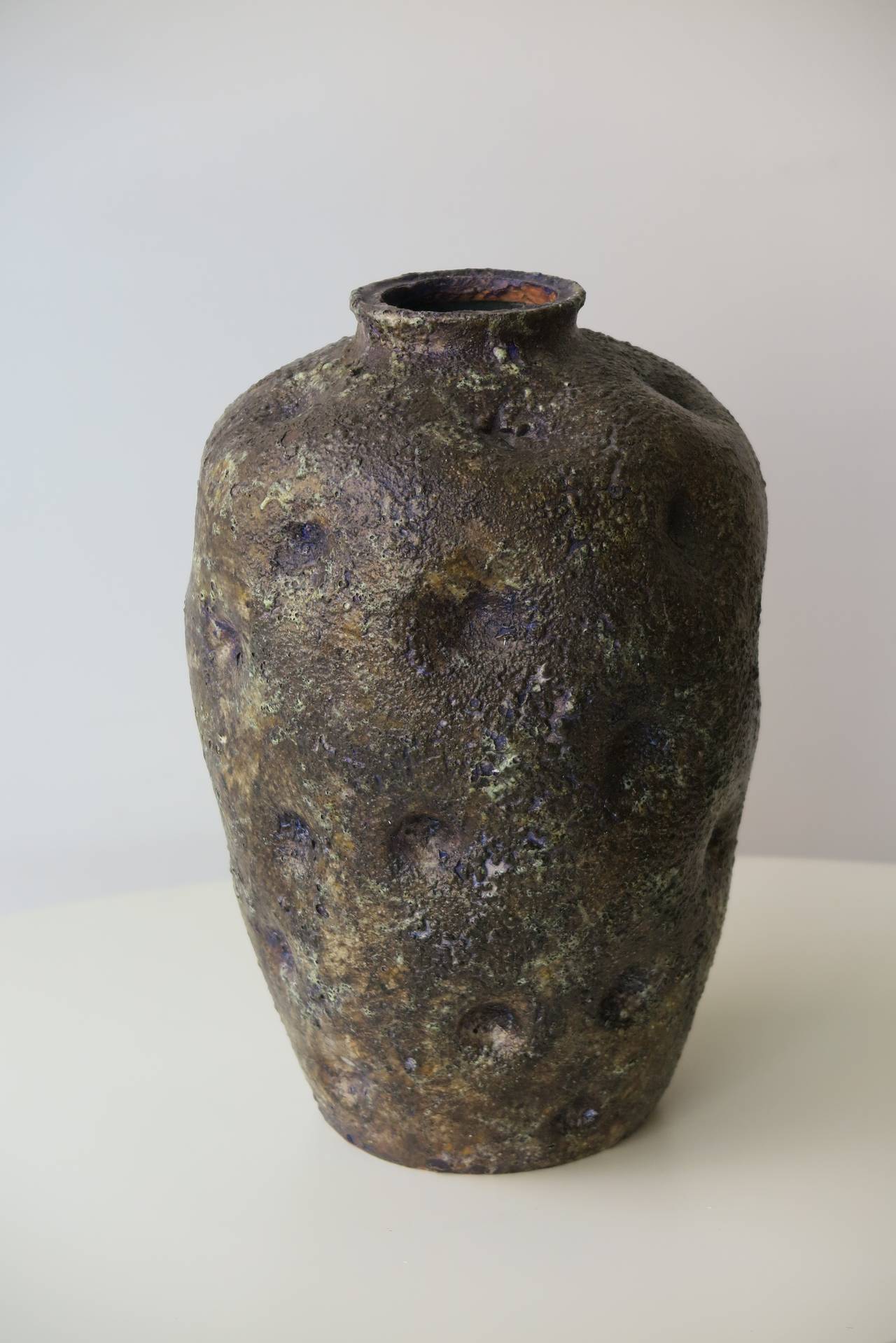 An important unique studio vase in dark brown with violet shades and gold glimmer in ceramic, painted by hand by Marcello Fantoni, Florence, Italy, (1915-2011). Could also be made as a table lamp.
Provenance: Collection from an Italian Fantoni