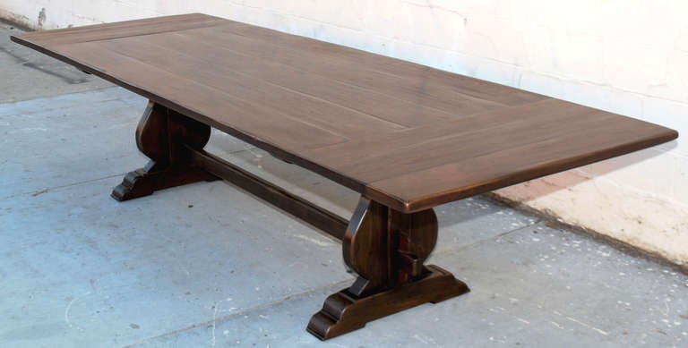 Néo-Renaissance Table de salle à manger extensible en noyer vintage, fabriquée sur commande par Petersen Antiques en vente