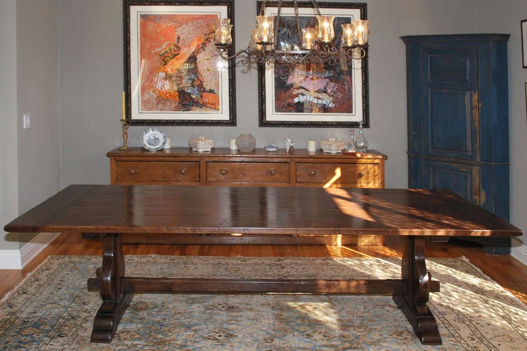 Table de salle à manger extensible en noyer vintage, fabriquée sur commande par Petersen Antiques Excellent état - En vente à Los Angeles, CA