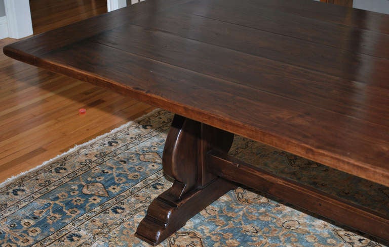 Ausziehbarer Esstisch aus Nussbaumholz im Vintage-Stil, auf Bestellung gefertigt von Petersen Antiques im Angebot 1