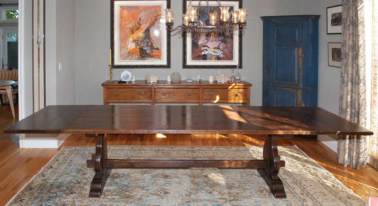Ausziehbarer Esstisch aus Nussbaumholz im Vintage-Stil, auf Bestellung gefertigt von Petersen Antiques (21. Jahrhundert und zeitgenössisch) im Angebot