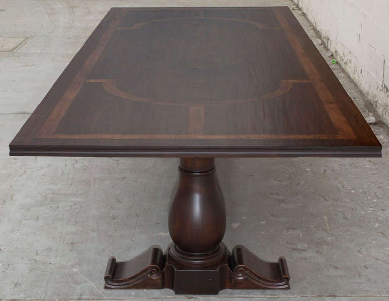 Cette impressionnante table de banquet est fabriquée en noyer massif avec de l'érable tigré incrusté. Cette table capture l'atmosphère de la Renaissance avec ses superbes pieds sculptés à la main, son motif incrusté et ses bords moulés. Le mécanisme