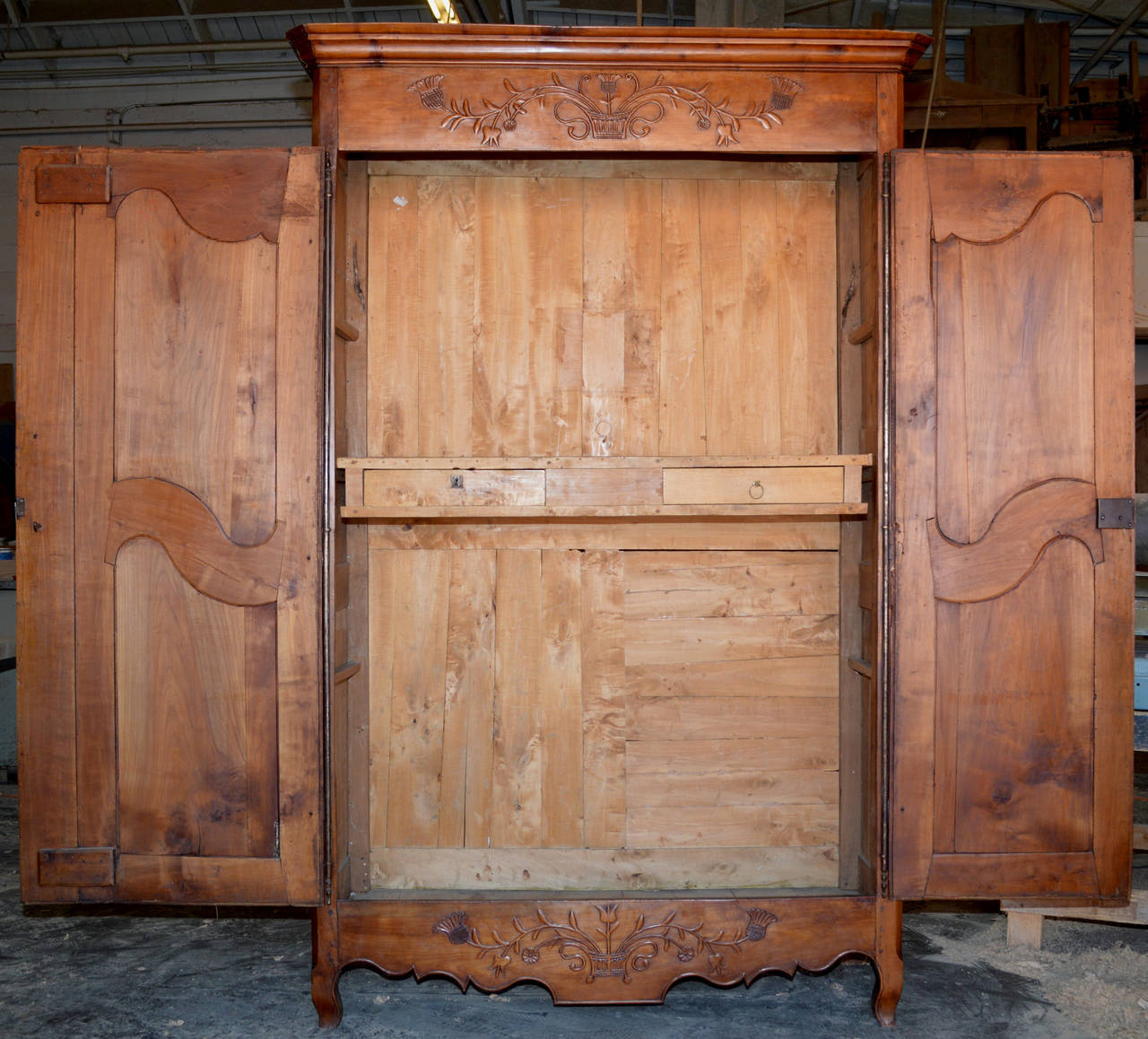 Louis XV Kleiderschrank aus Kirschholz (Französisch) im Angebot