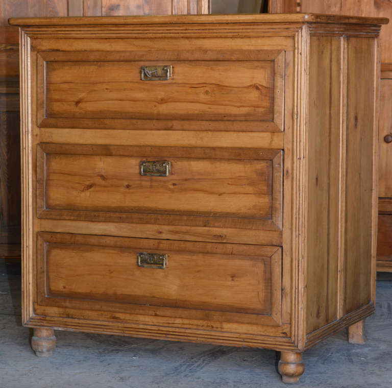 Three-drawer chest in birch.