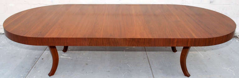 Expanding Walnut Dining Table of Midcentury Design In Excellent Condition For Sale In Los Angeles, CA