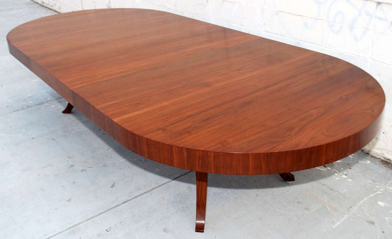 Expanding Walnut Dining Table of Midcentury Design For Sale 1