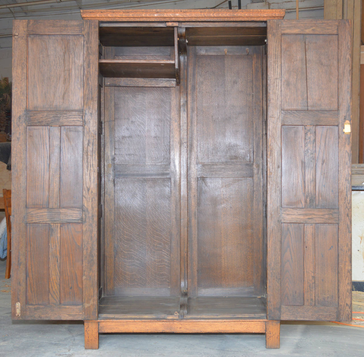 Arts and Crafts Armoire in Oak In Good Condition In Los Angeles, CA