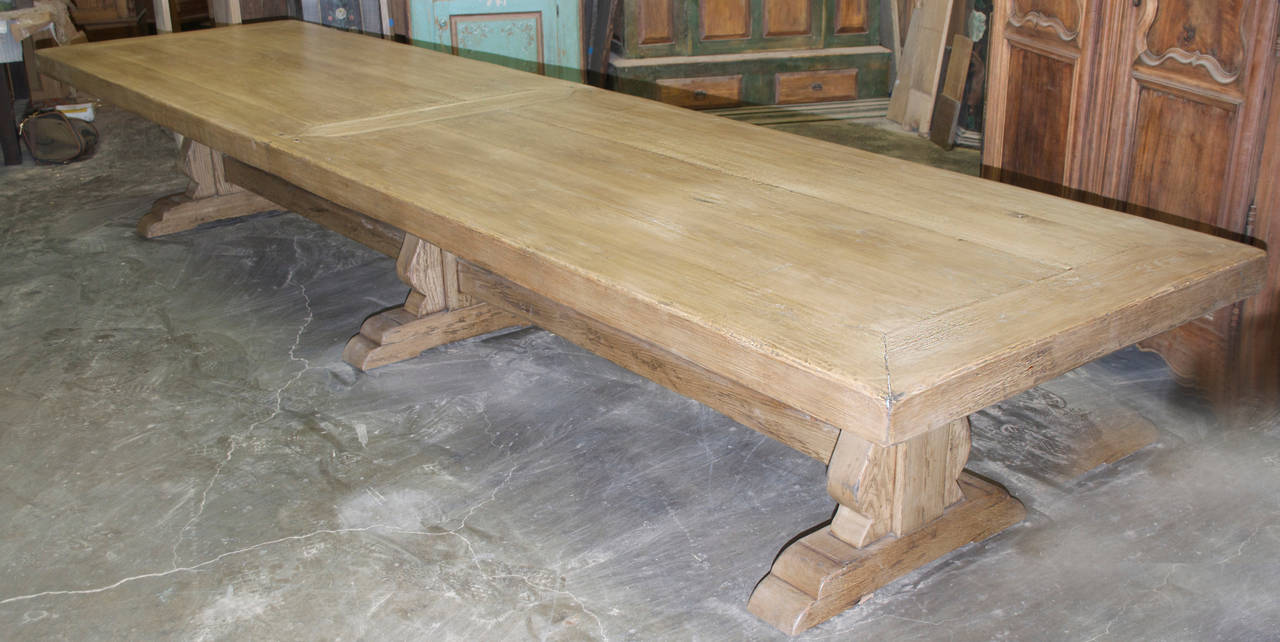 Cette table à tréteaux géante est fabriquée en chêne blanc vintage de 4