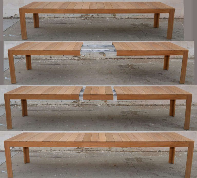 Tavolo da pranzo da esterno espandibile in teak, realizzato su misura da Petersen Antiques In condizioni ottime in vendita a Los Angeles, CA
