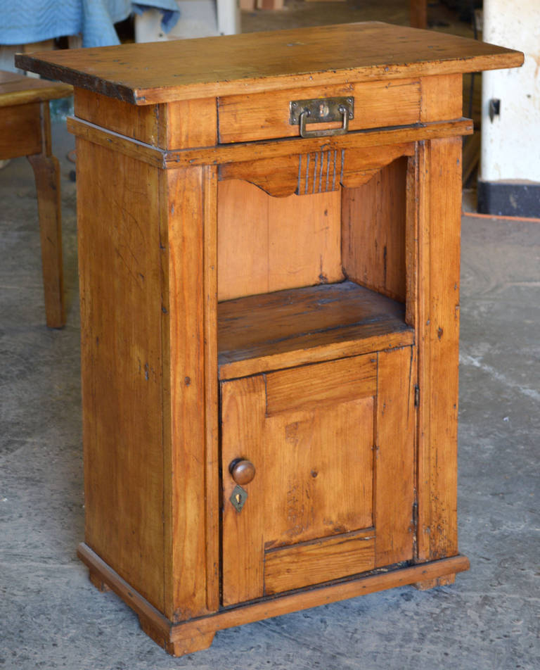 Bed side cabinet with a single door, one drawer and cubbyhole. Well crafted cabinet in true Arts and Crafts fashion.
