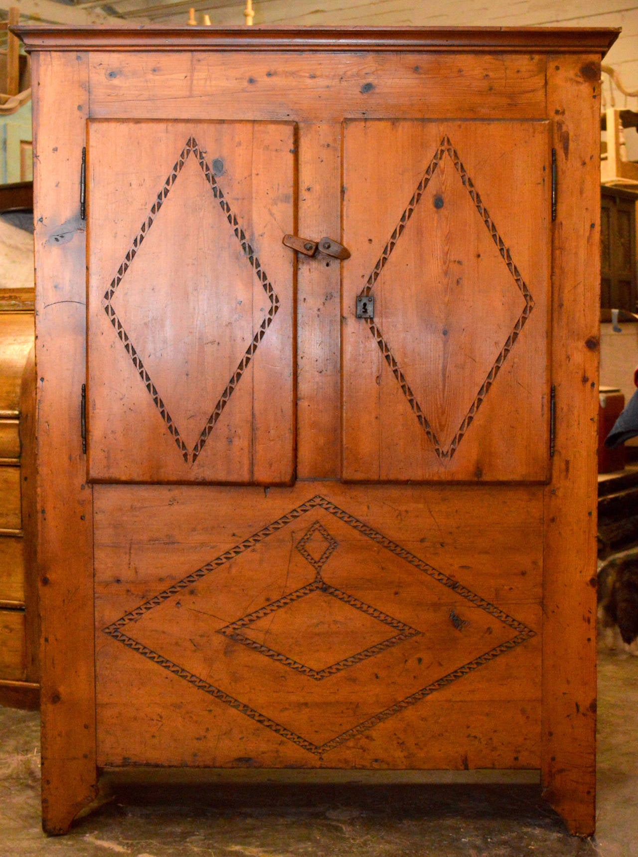 Incantevole mobile a due ante con decorazione intagliata a forma di diamante. Nota la forma della gamba ad arco di cupido. Un sacco di spazio! 