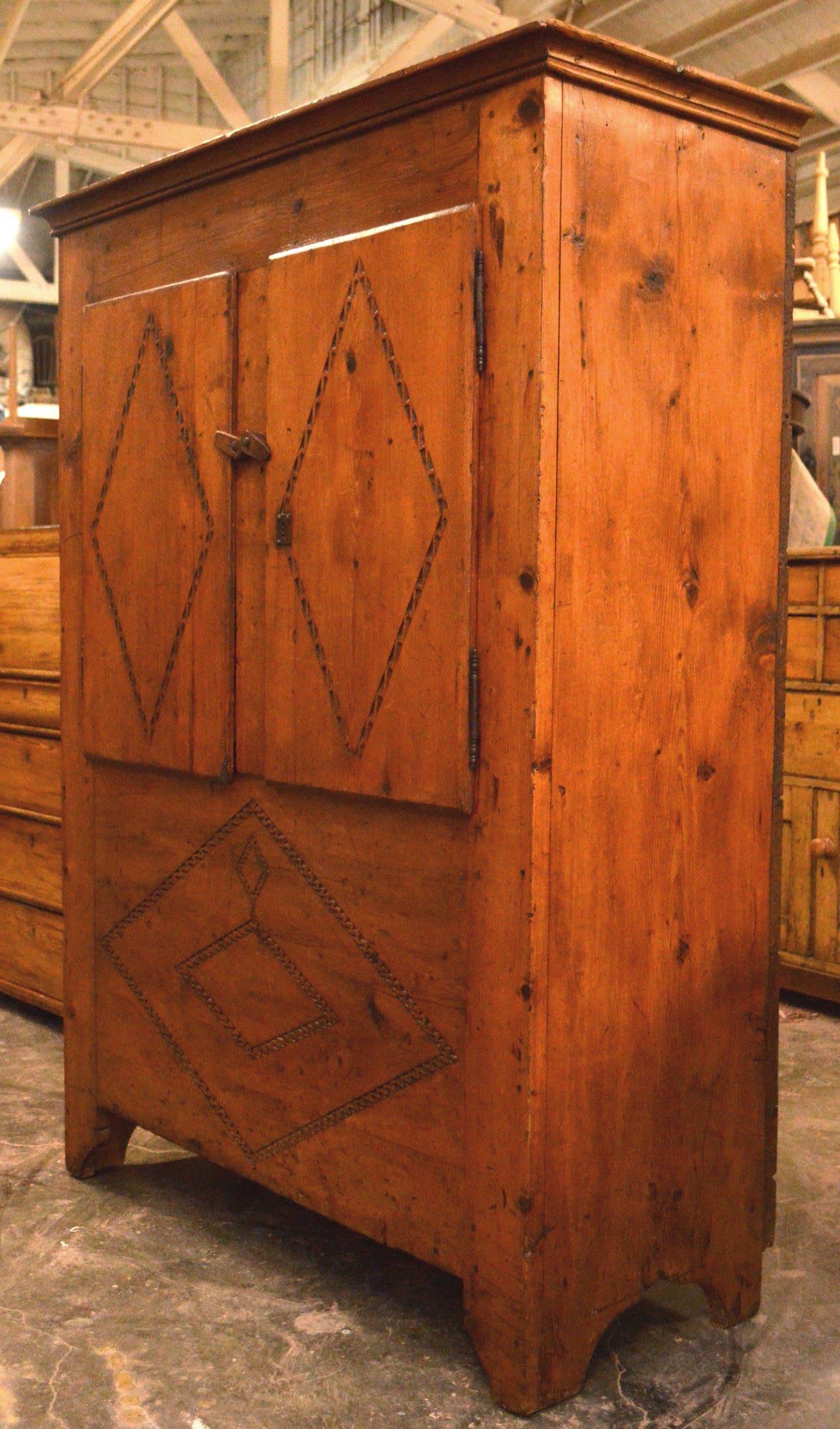 18th Century French Country Cabinet In Excellent Condition For Sale In Los Angeles, CA