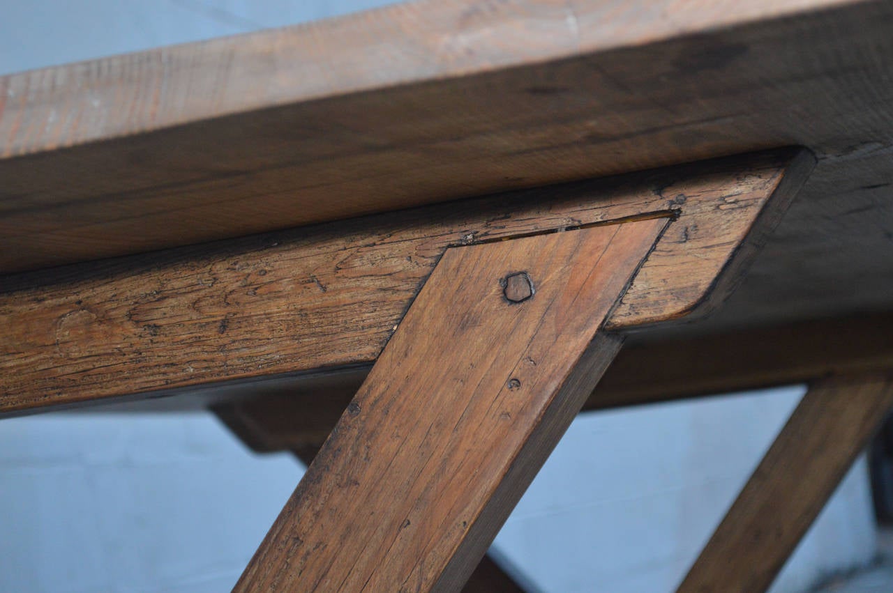Table à tréteaux en pin vintage, fabriquée sur mesure par Petersen Antiques Neuf - En vente à Los Angeles, CA