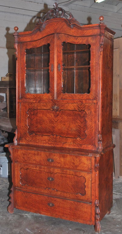 Beautifully made american secretaire from early/mid 19th Century. Note the perfectly matched flame birch veneer and contrasting elm!