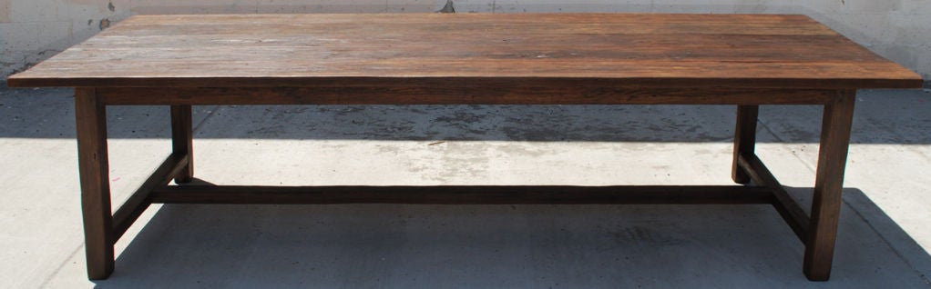 Cette table de ferme fabriquée à partir de pin récupéré est présentée ici en 112