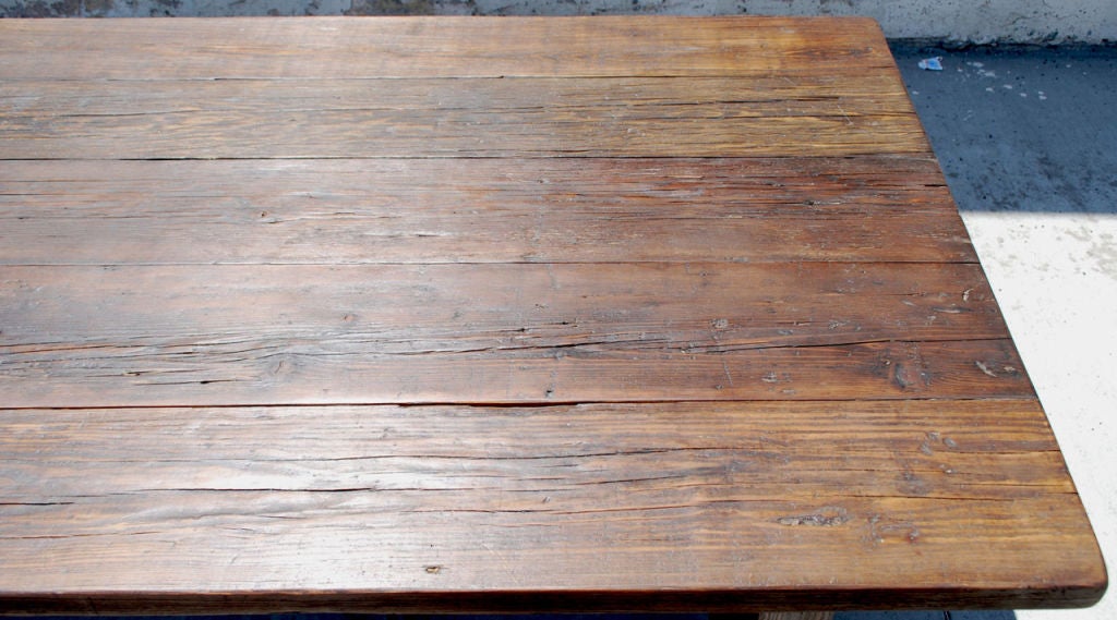 Tavolo da fattoria Martha in legno di abete recuperato realizzato su misura da Petersen Antiques in vendita 1