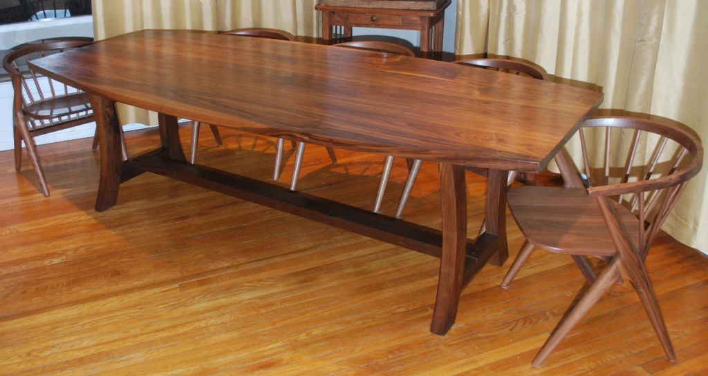 Moderne Table de salle à manger en noyer, fabriquée sur mesure par Petersen Antiques en vente