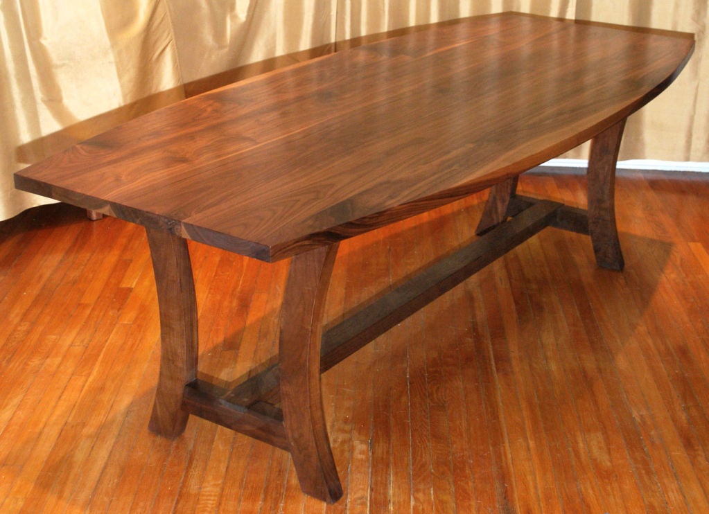 Américain Table de salle à manger en noyer, fabriquée sur mesure par Petersen Antiques en vente