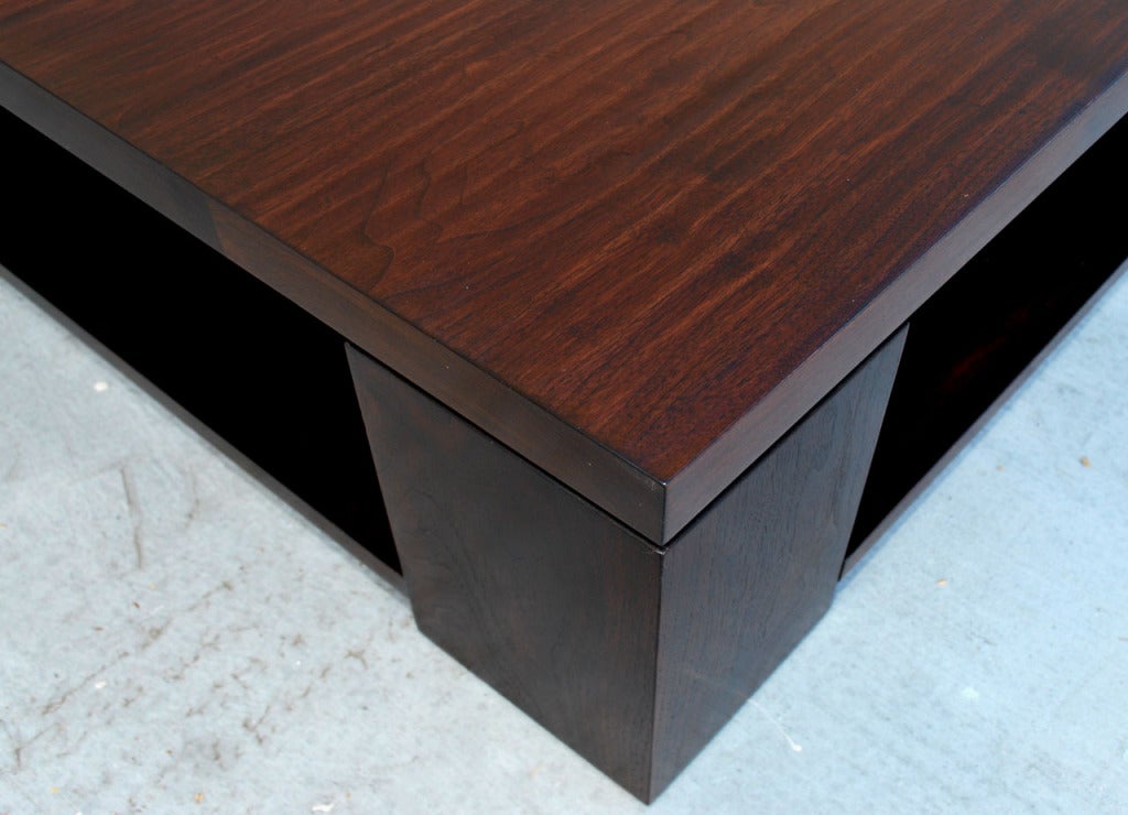 Tavolino Margaretta in noce vintage, di Petersen Antiques In condizioni ottime in vendita a Los Angeles, CA