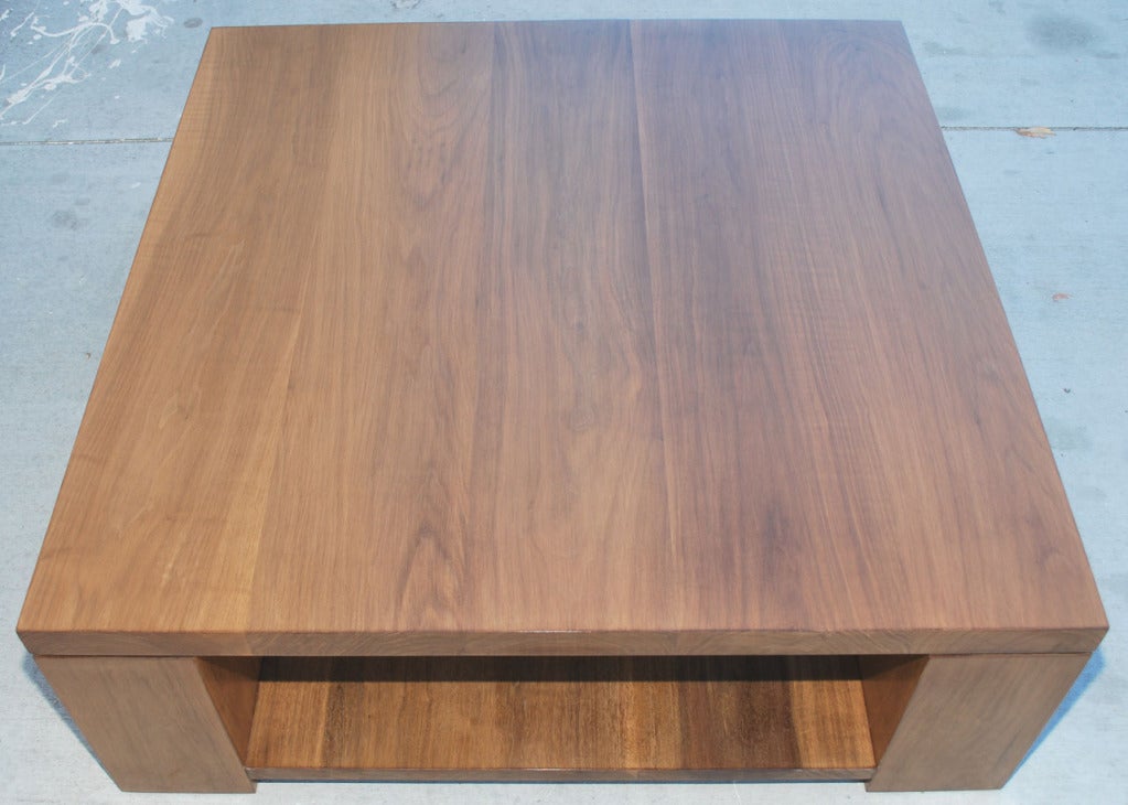 Noce Tavolino Margaretta in noce vintage, di Petersen Antiques in vendita