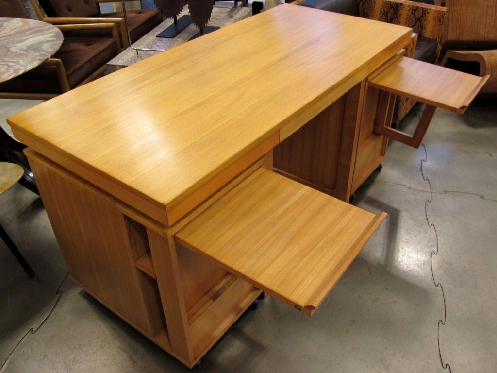 Edward Wormley Desk In Excellent Condition In Brooklyn, NY