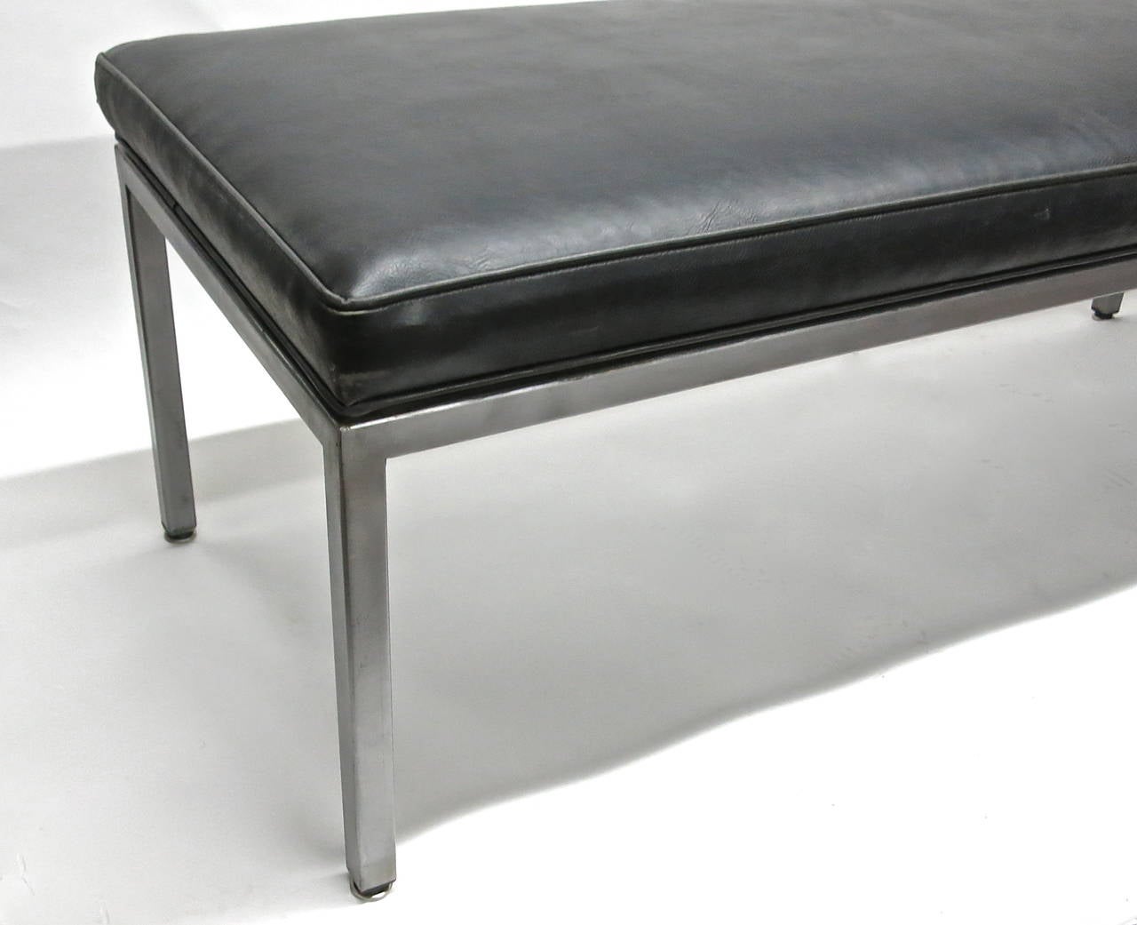 Lon Bench in Seamless Steel and Black Leather Seat, America, circa 1985 In Excellent Condition In Jersey City, NJ