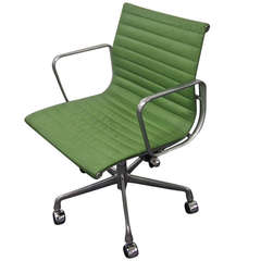 Single Chair made in America by Eames for Herman Miller circa 1970