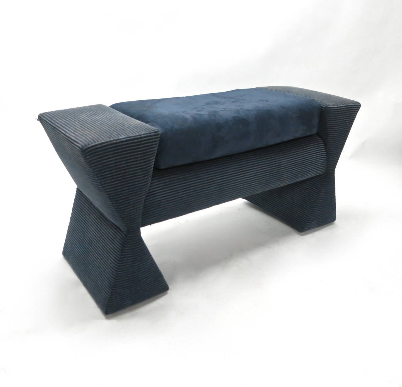 Memphis Style Bench in original Blue fabric Made in 1980s In Excellent Condition In Jersey City, NJ