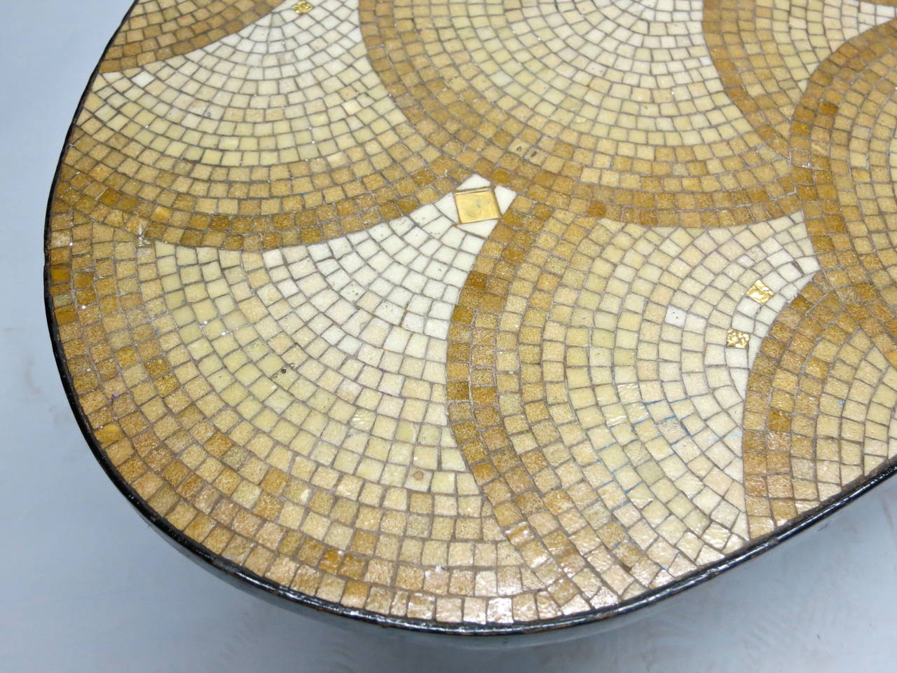 Kidney Shaped Coffee Table with Mosaic Top in Gold Tone Tesserae, circa 1940 In Excellent Condition In Jersey City, NJ