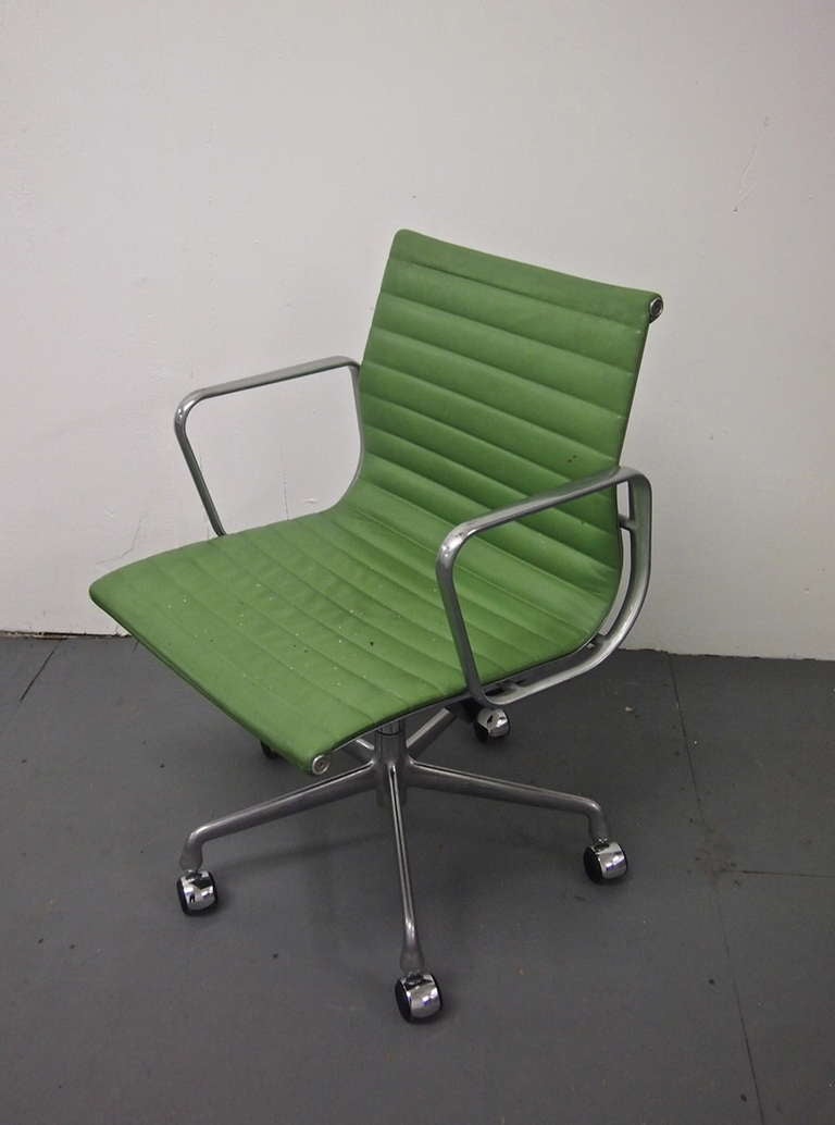 Single chair in cast aluminum by Eames for Herman Miller
12 Available in red