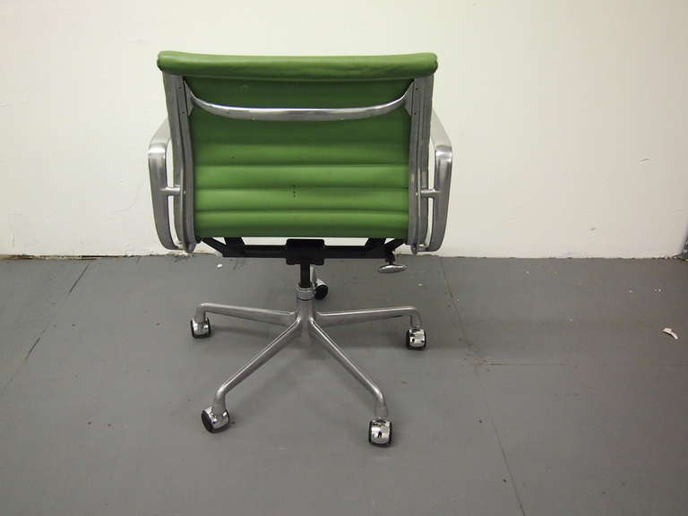 Single Chair made in America by Eames for Herman Miller circa 1970 In Good Condition In Jersey City, NJ
