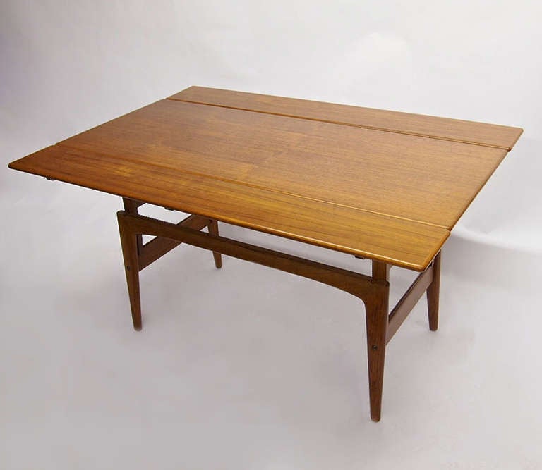 Table in teak wood designed in 1962 that easily converts to a dining table and a coffee table and can seat six people. There are two leaves that slide and extend out. Highly practical table with a great Danish look and in excellent vintage condition.