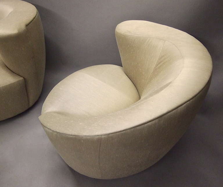 Pair of Vintage Nautilus Swivel Chairs by V. Kagan Newly Upholstered C. 1980 In Excellent Condition In Jersey City, NJ