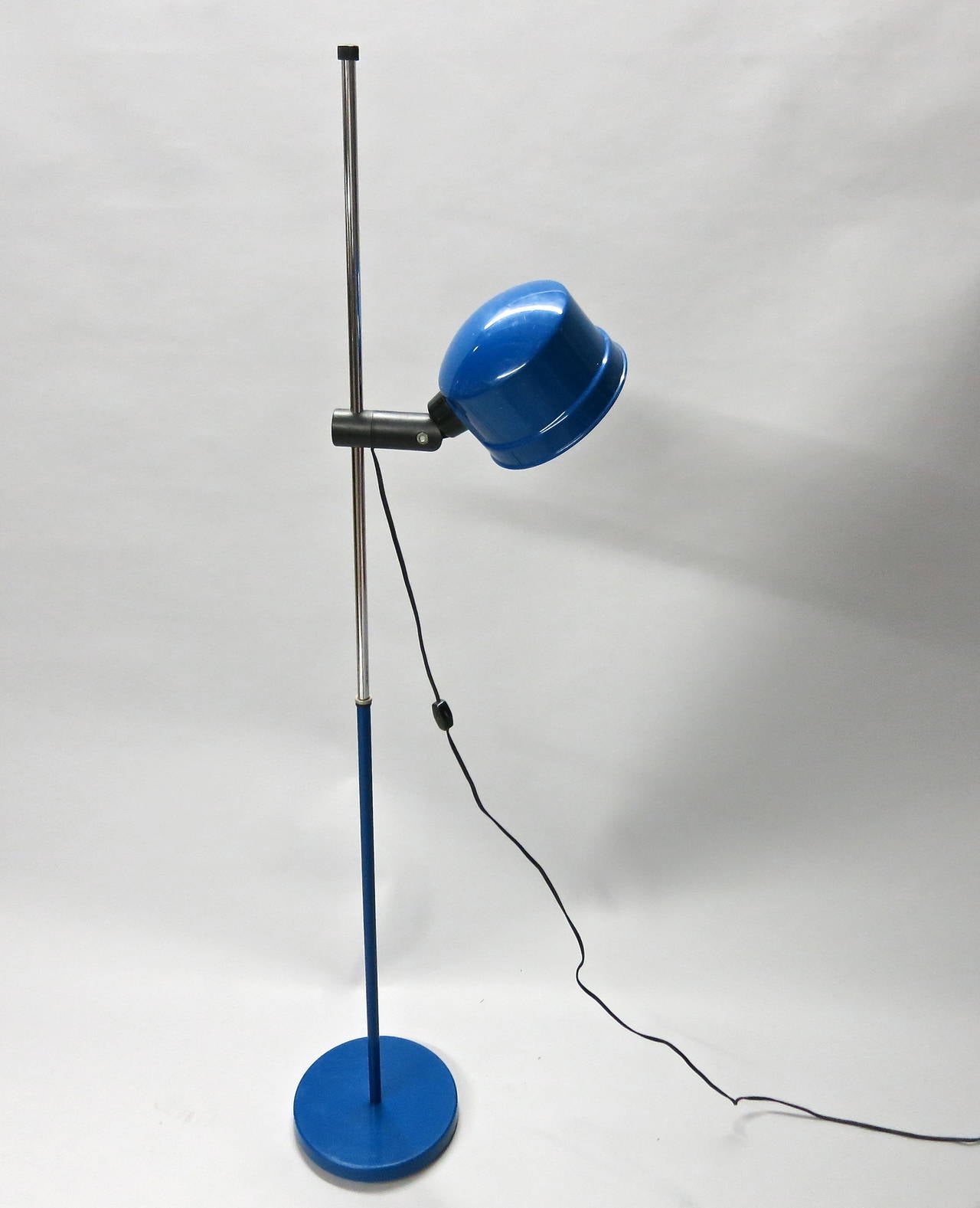 Standing Floor lamp in blue enameled metal with a removable molded plastic shade that can adjust up down and can spin.