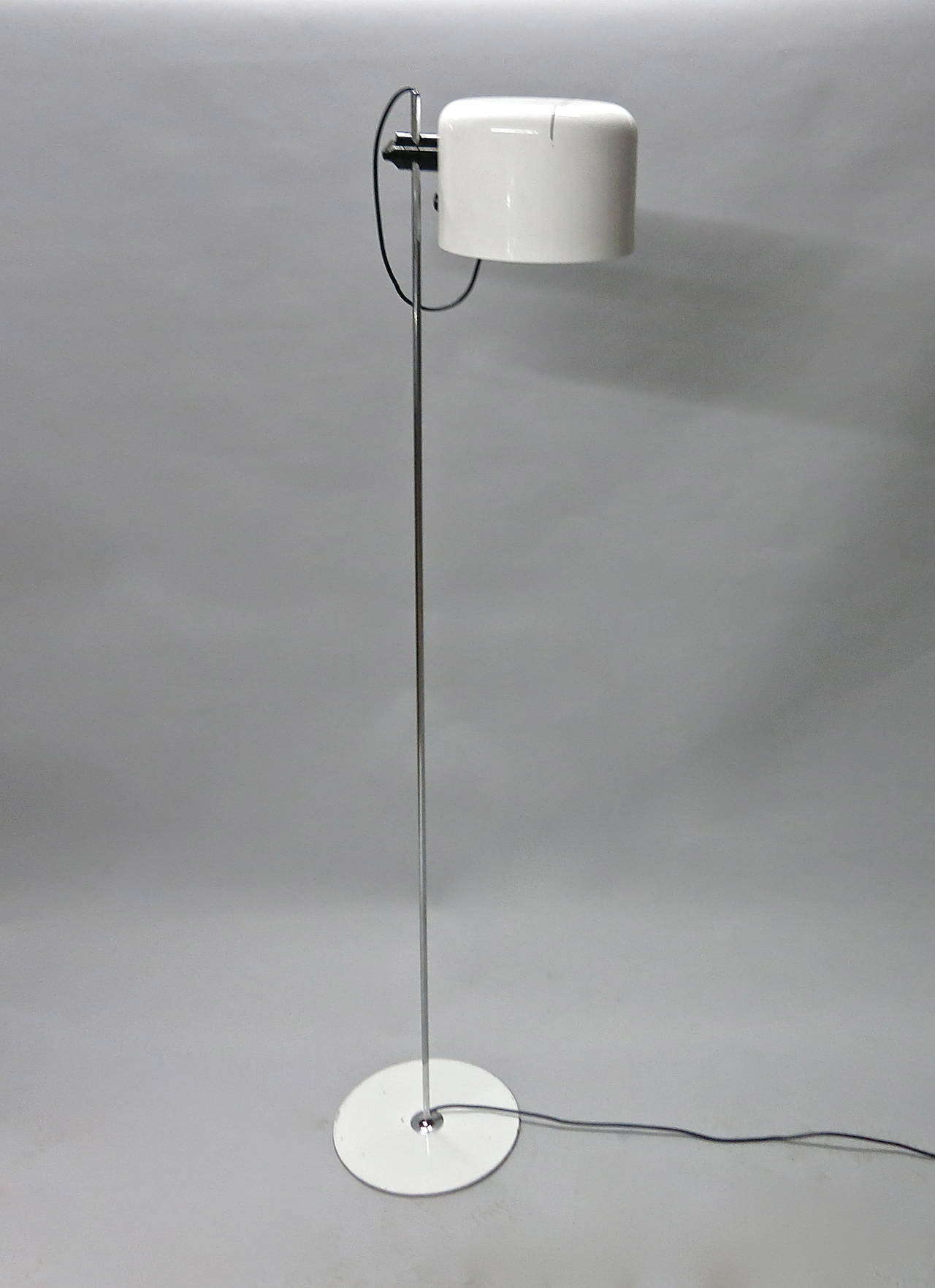 Vintage Coupe Stehleuchte aus weiß emailliertem Stahl und Chrom. Die Lampe hat einen verstellbaren Schirm, der nach oben und unten gleitet und sich drehen lässt. Der Schirm ist befestigt an  Die Stange ist aus Chromrohr gefertigt und wird von einem