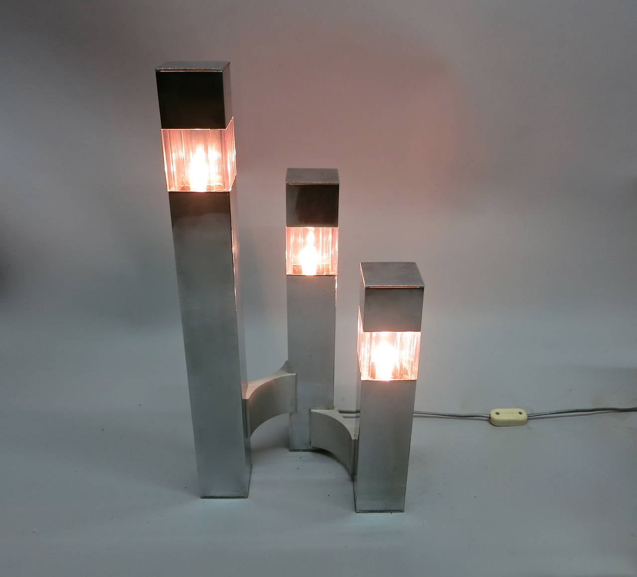 Tischlampe, entworfen von Gaetano Sciolari, signiert „Cubic“, hergestellt in Italien um 1970 im Angebot 1