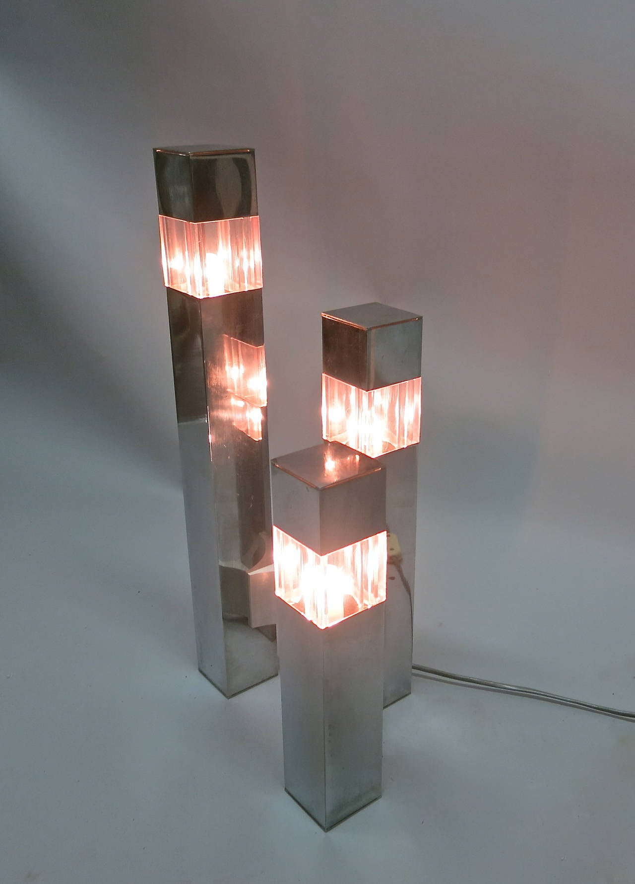 Tischlampe, entworfen von Gaetano Sciolari, signiert „Cubic“, hergestellt in Italien um 1970 (Aluminium) im Angebot