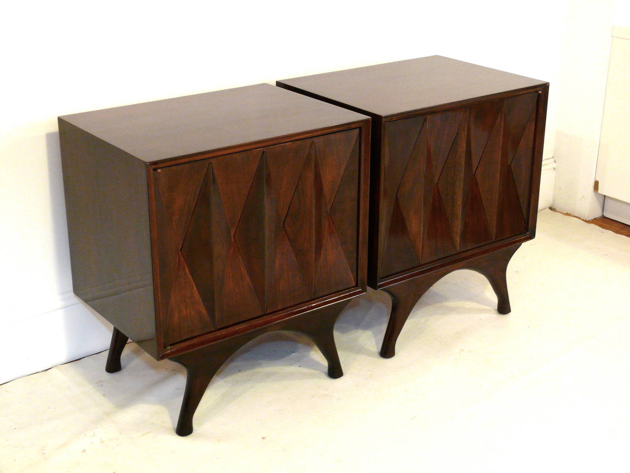 Fantastic pair of Mid-Century end tables or nightstands with gorgeous front bdiamond detailing, sculptural legs, finished in a rich high gloss medium walnut. Each end table features a single inner removable shelf.
