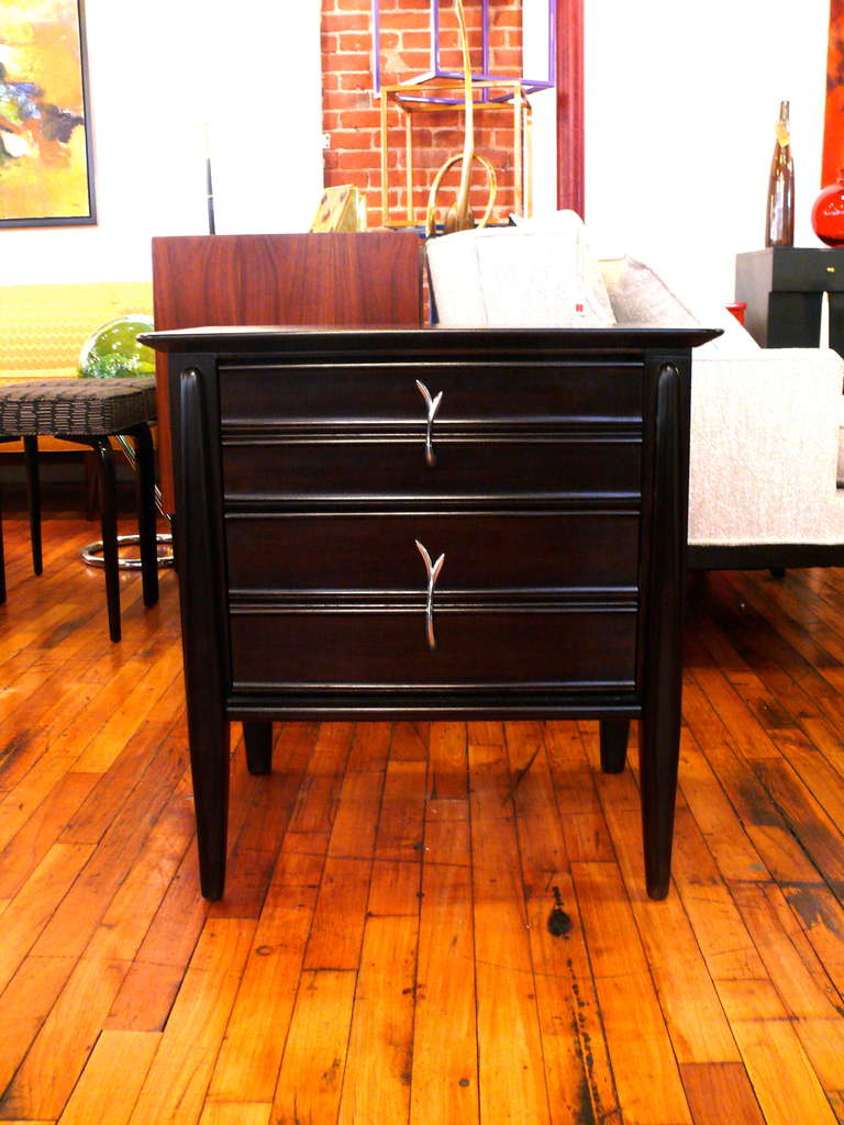 Mid-Century Modern Pair of Elegant Mid-Century Nightstands For Sale