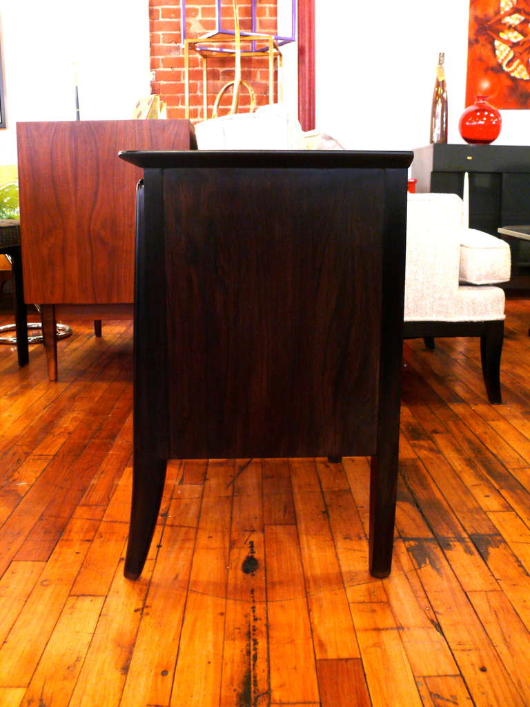 Pair of Elegant Mid-Century Nightstands For Sale 3