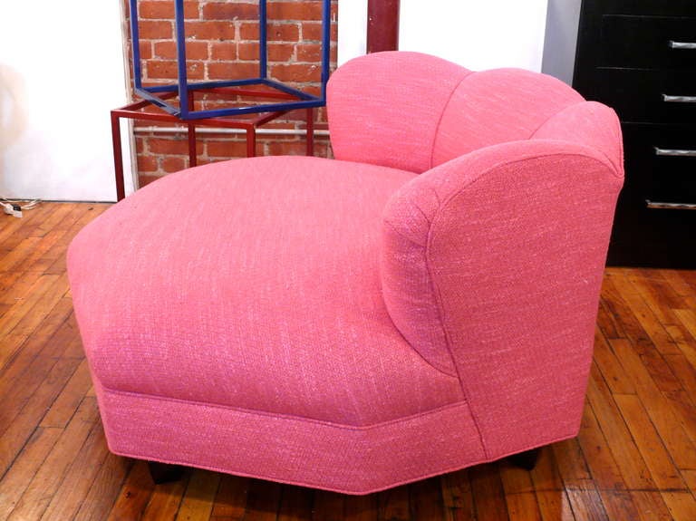 American Scalloped Snuggle Chair