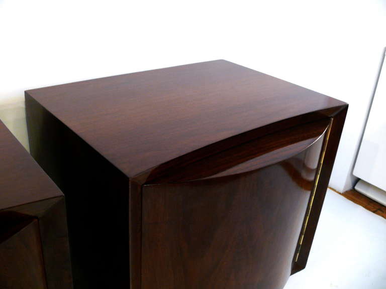 Pair of Modernage Bow-Front End Tables In Excellent Condition For Sale In New York, NY