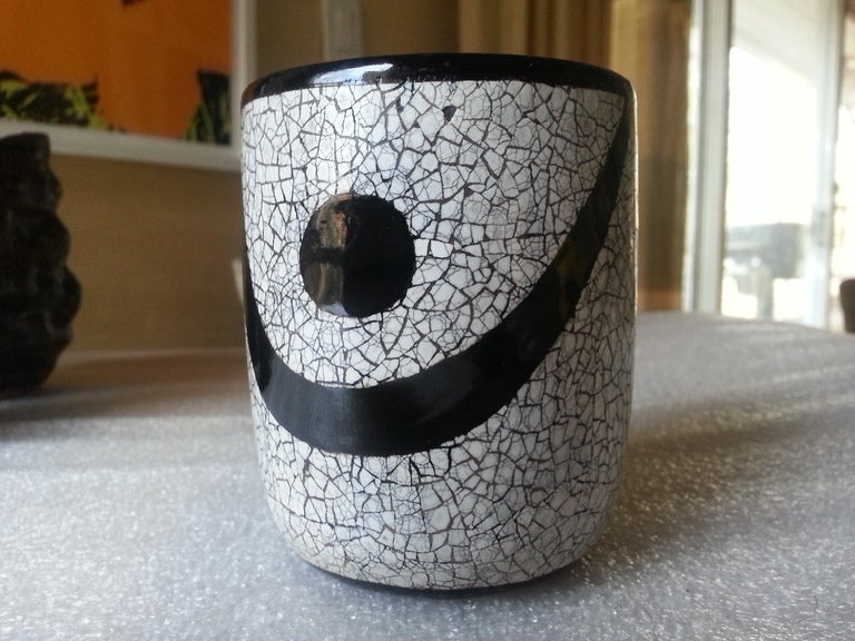 French Eggshell and Black Lacquered Vase, circa 1920 In Excellent Condition For Sale In NYC, NY
