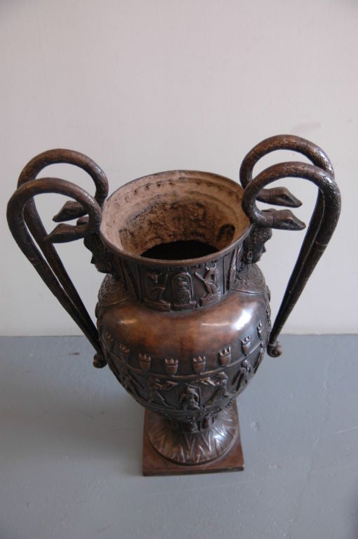 Néo-égyptien Paire de grands vases à double poignée en bronze patiné en vente