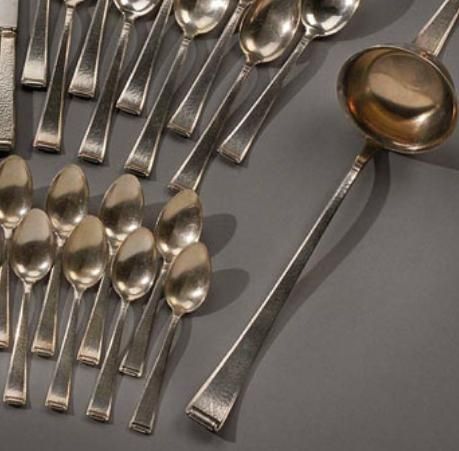 100 Piece Hammered Silverware Service In Good Condition For Sale In NYC, NY